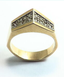 Diamond's Engagement Ring set in a nice 14 kt Yellow Gold Simple Design