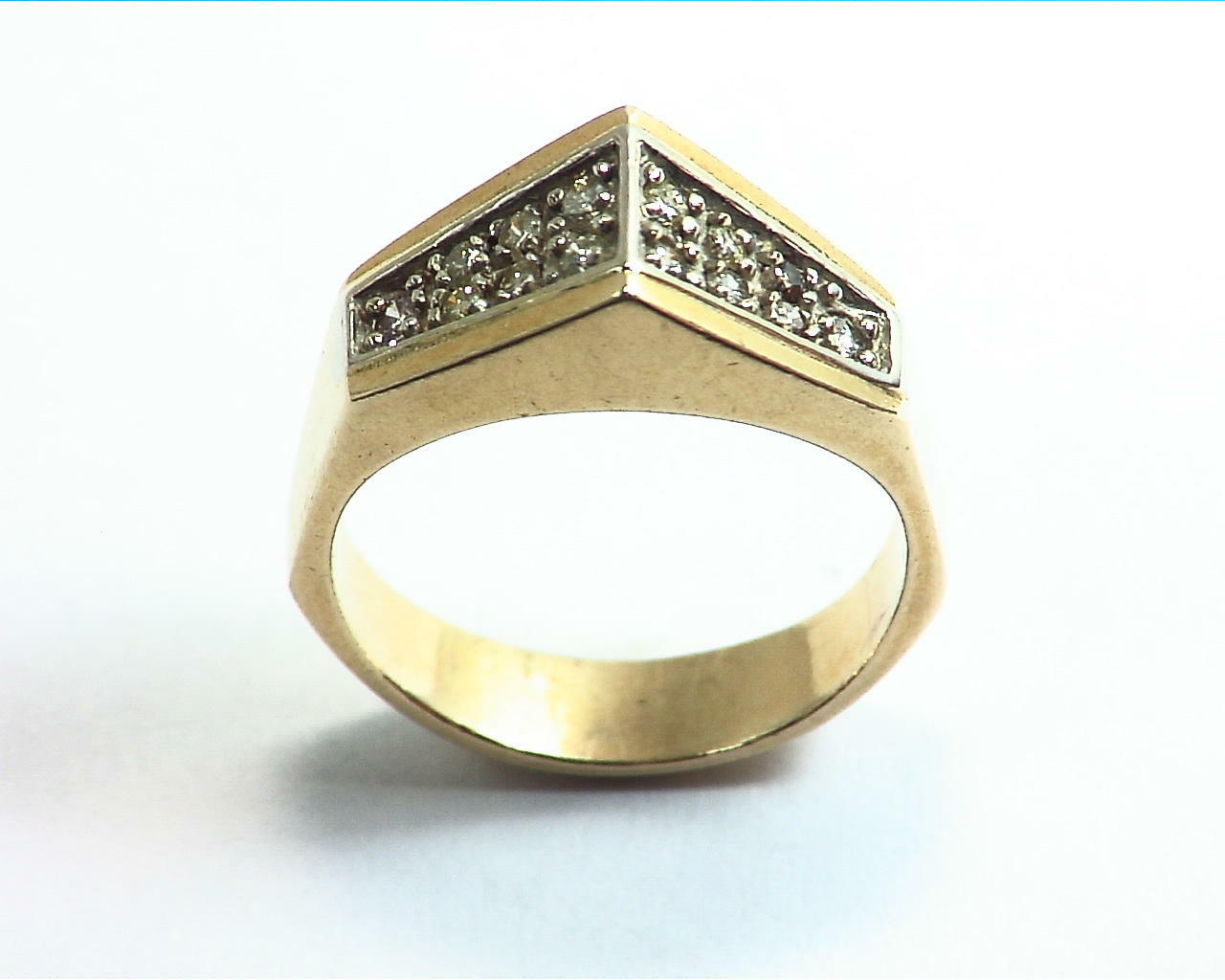 Diamond's Engagement Ring set in a nice 14 kt Yellow Gold Simple Design