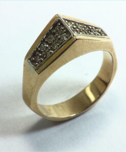 Diamond's Engagement Ring set in a nice 14 kt Yellow Gold Simple Design