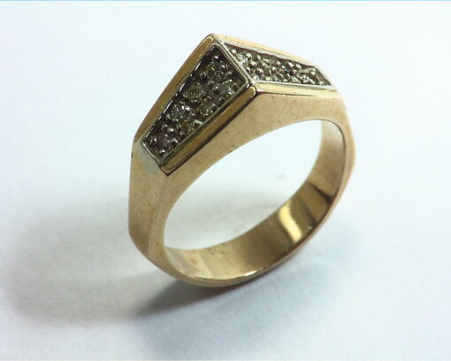 Diamond's Engagement Ring set in a nice 14 kt Yellow Gold Simple Design