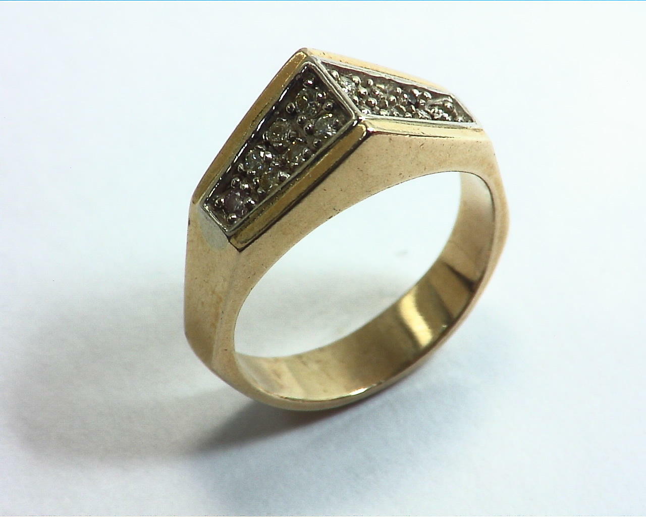 Diamond's Engagement Ring set in a nice 14 kt Yellow Gold Simple Design
