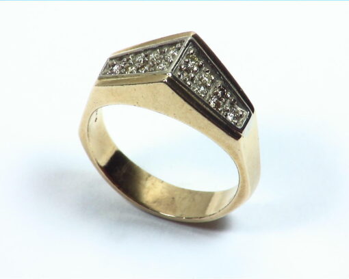 Diamond's Engagement Ring set in a nice 14 kt Yellow Gold Simple Design