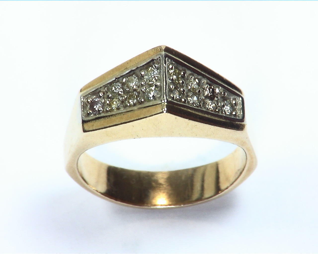 Diamond's Engagement Ring set in a nice 14 kt Yellow Gold Simple Design