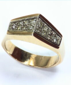 Diamond's Engagement Ring set in a nice 14 kt Yellow Gold Simple Design