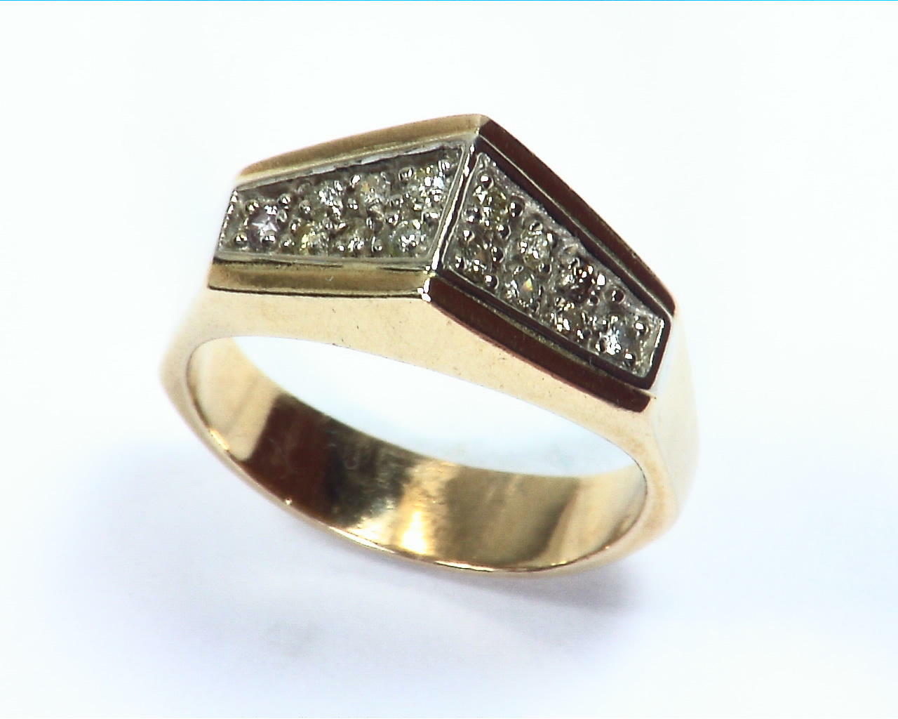 Diamond's Engagement Ring set in a nice 14 kt Yellow Gold Simple Design