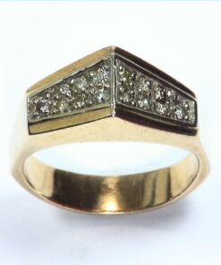 Diamond's Engagement Ring set in a nice 14 kt Yellow Gold Simple Design