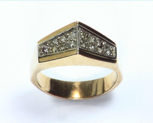 Diamond's Engagement Ring set in a nice 14 kt Yellow Gold Simple Design