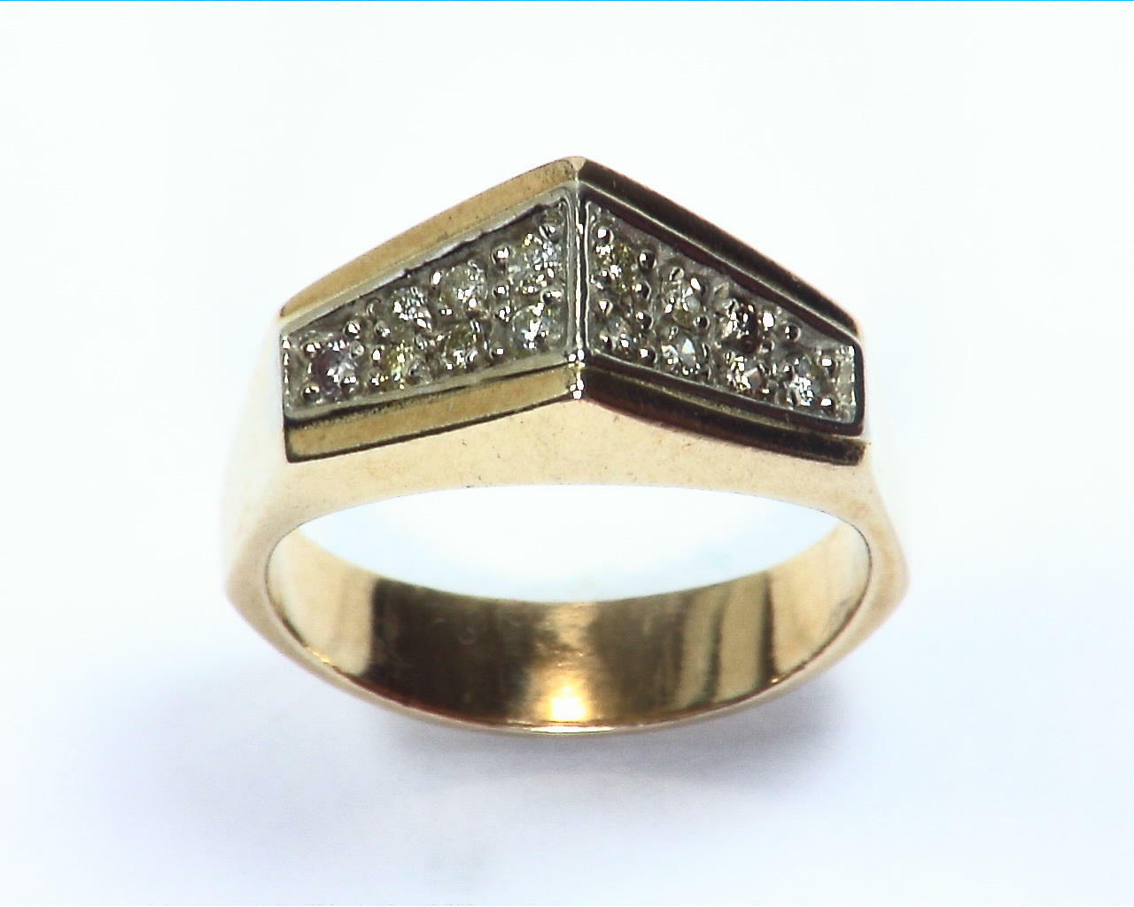 Diamond's Engagement Ring set in a nice 14 kt Yellow Gold Simple Design