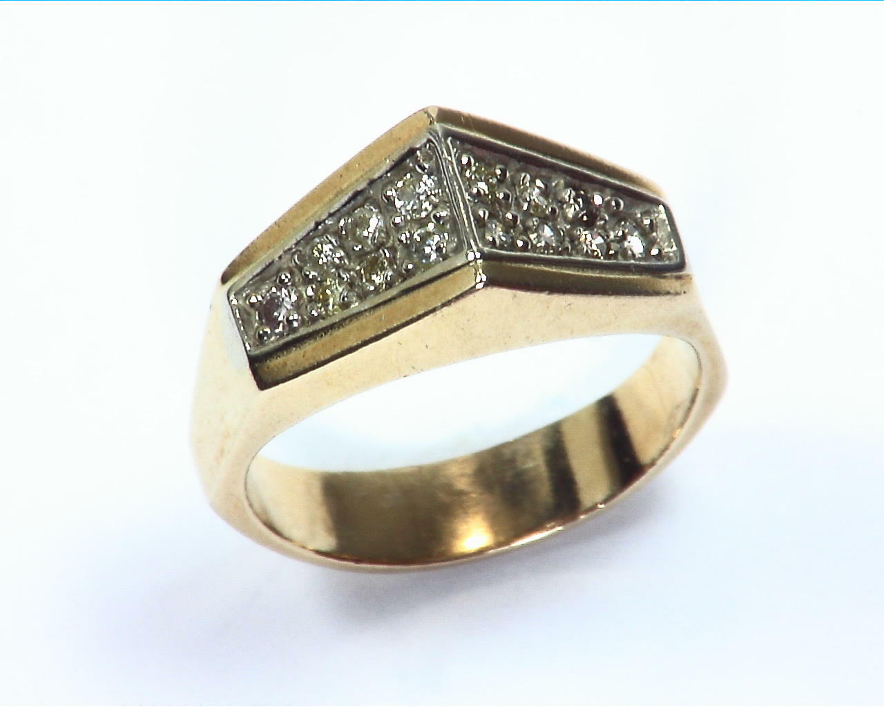 Diamond's Engagement Ring set in a nice 14 kt Yellow Gold Simple Design