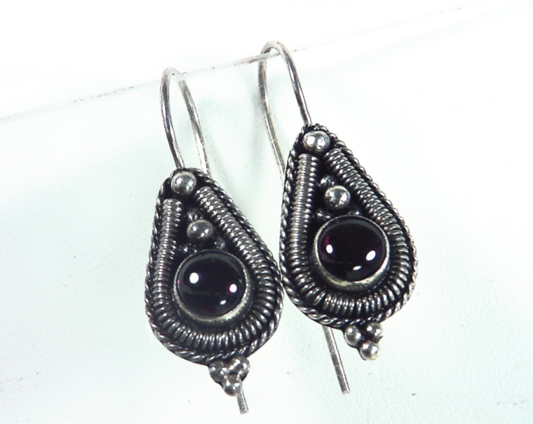 Garnet Cabasson Set in Sterling Silver Earring, 862 - Image 4